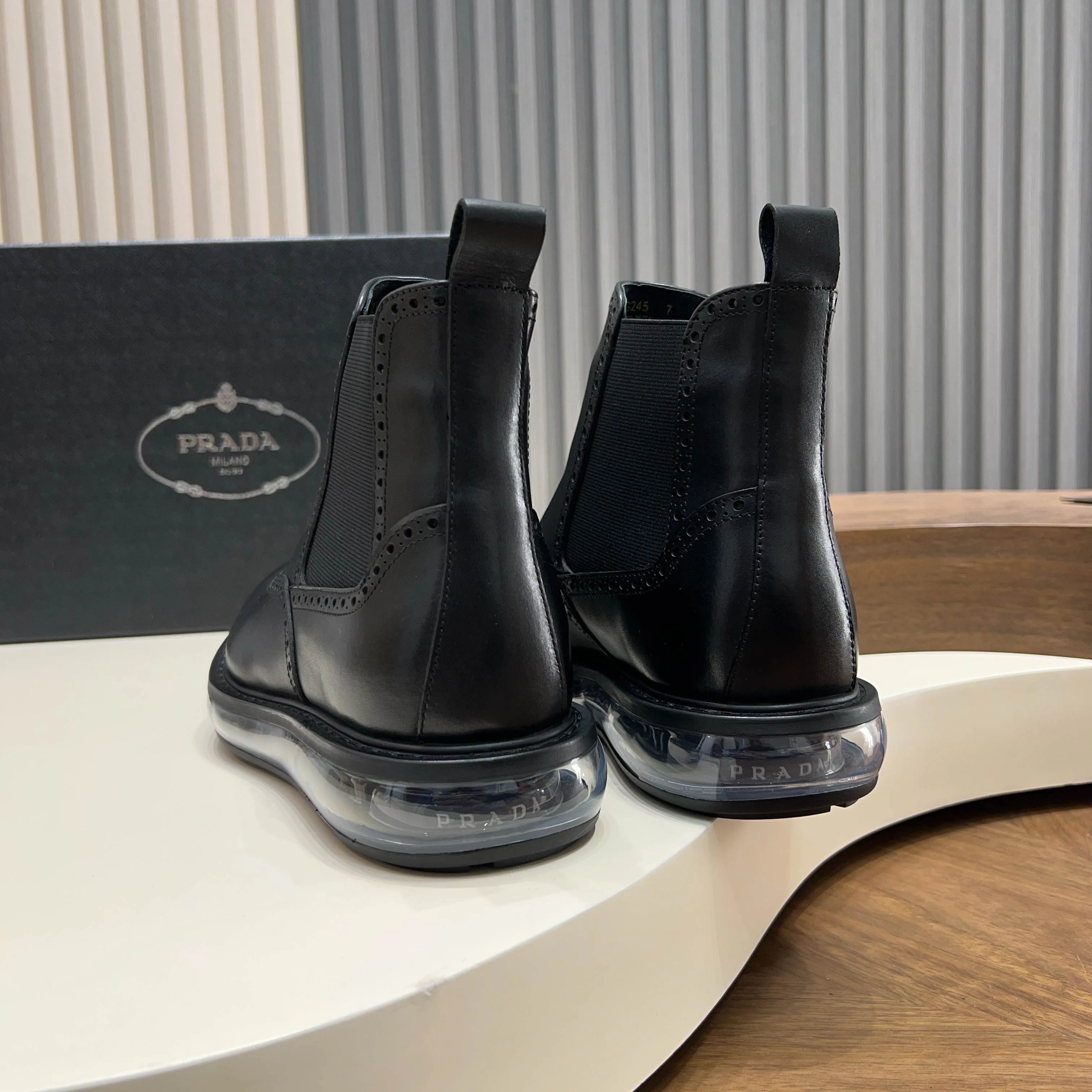 Men's shoes 💰 1000 Prada/Prada Italian show version Pure original men's high-top slip-on air cushion shoes Original super flexible air cushion outsole Silver label PRADA letter logo decoration on the heel Rubber bottom layer High comfort Excellent anti-slip performance Imported waxed cowhide Leather is smooth Leather holes are fine and even Super good texture Slip-on design Geometric carving decoration Novel and unique Full calf leather lining Standard gold-labeled feet. Fine workmanship. Ignore market currency. Support comparison inspection. Size: 38-39-40-41-42-43-44. Standard leather shoe size 45. Order